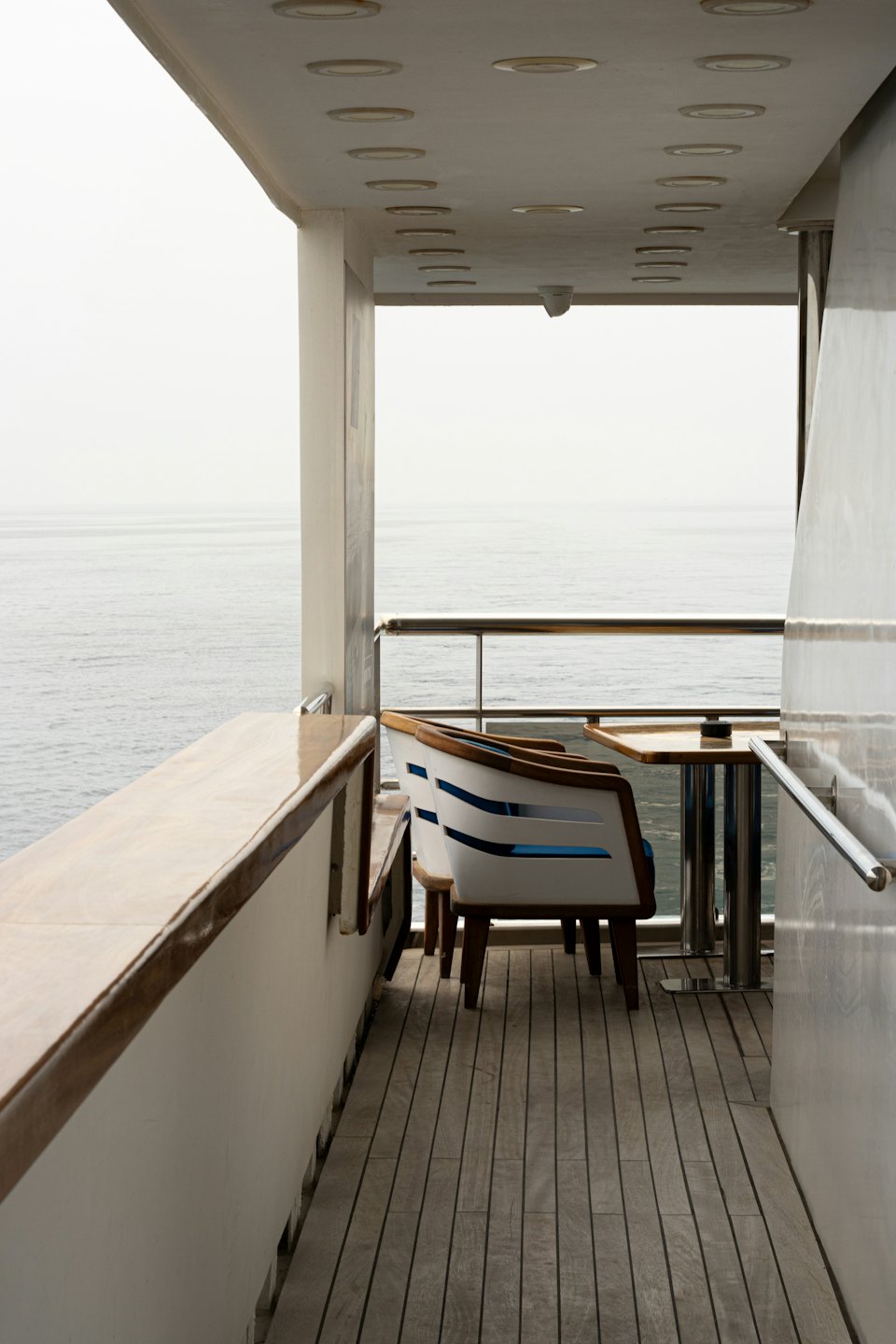 Area salotto esterna sul ponte di uno yacht con vista sul mare.