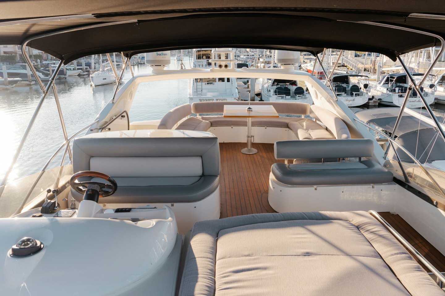 Cockpit di yacht moderno con sedute imbottite ormeggiato in un porto turistico.